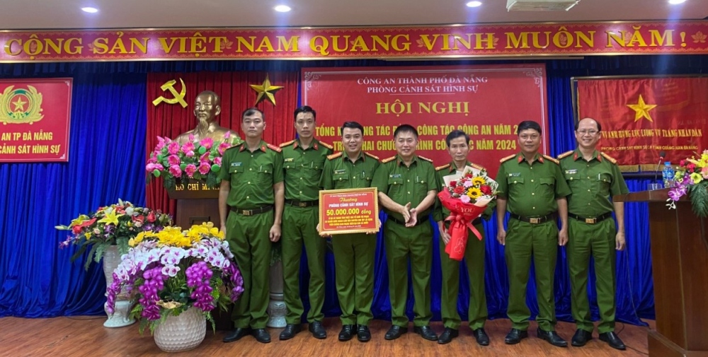 Đại tá Nguyễn Văn Tăng, Phó Giám đốc Công an thành phố Đà Nẵng trao thưởng cho Phòng Cảnh sát hình sự
