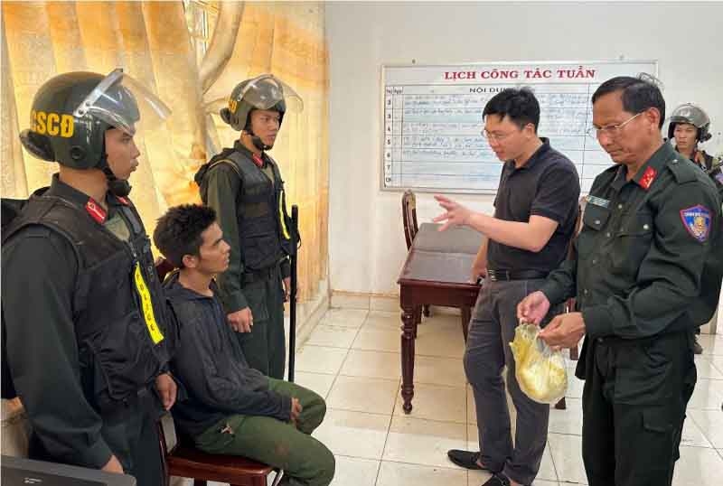 Lãnh đạo Công an tỉnh Đắk Lắk trực tiếp lấy lời khai của 1 đối tượng tham gia vụ khủng bố. Ảnh: CAND