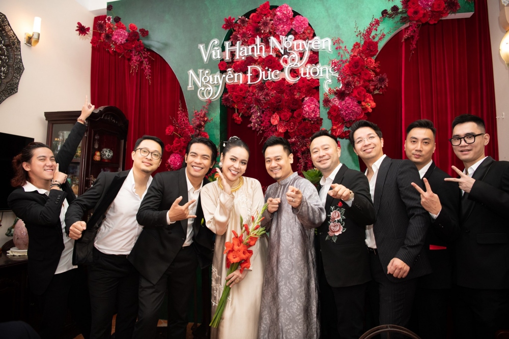 Dàn bê tráp nhà chú rể có một số gương mặt quen thuộc, trong đó có nhạc sĩ Dương Trường Giang (cạnh Vũ Hạnh Nguyên) và MC Mạnh Thắng (cạnh Nguyễn Đức Cường).
