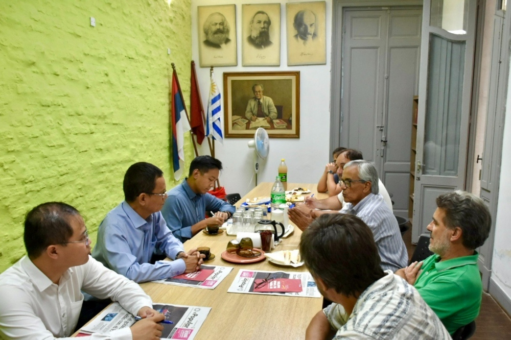 Tổng Bí thư Đảng Cộng sản Uruguay làm việc với Đại sứ Việt Nam Dương Quốc Thanh, tại Montevideo. Ảnh: Diệu Hương