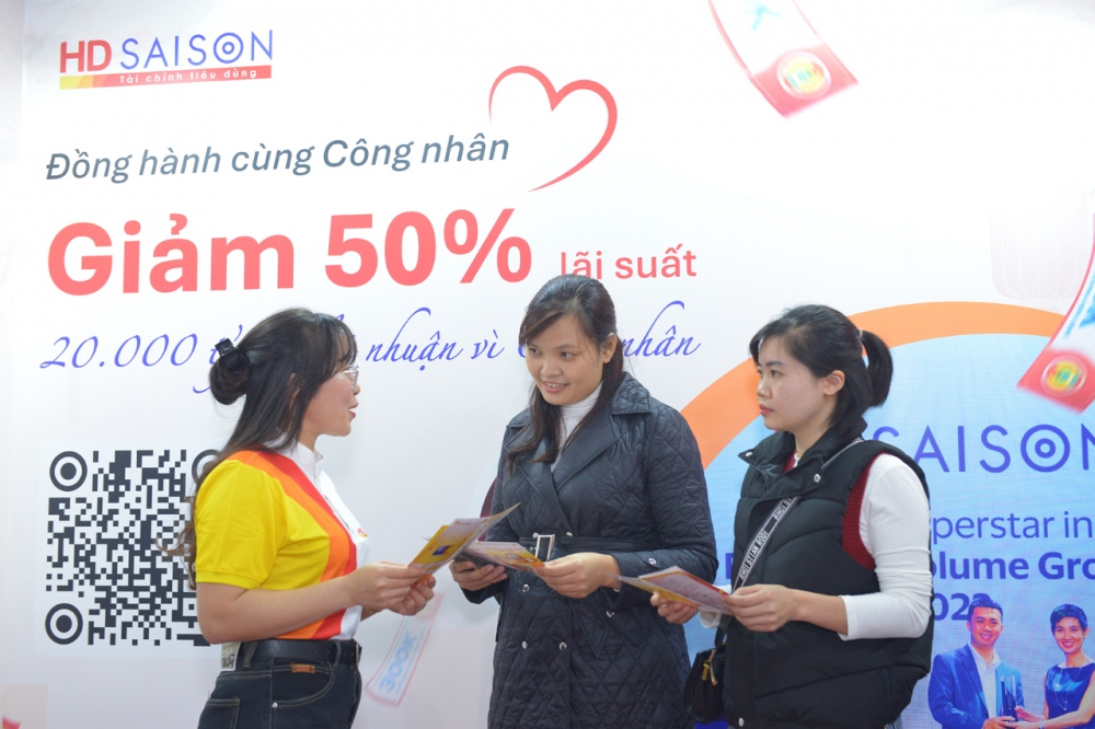 Nhân viên HD SAISON đến tận xưởng để hướng dẫn người lao động mua hàng
trên các sàn thương mại điện tử
