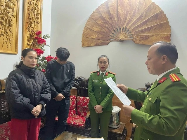 Công an đọc lệnh khám xét nhà bà Hoàng Thị Thanh Thủy