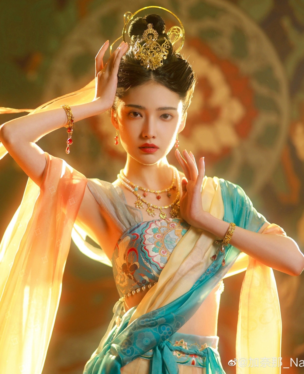 Gia Nại là thế hệ nữ diễn viên 10X đang gây chú ý trên màn ảnh Hoa ngữ. Dù chỉ đóng vai phụ, nhan sắc và diễn xuất của cô vẫn tạo ấn tượng tốt với khán giả, thậm chí lấn lướt nữ chính. Người đẹp sinh năm 2002 được đánh giá là làm sáng bừng màn hình khi cô xuất hiện. Nhan sắc nổi bật giúp Gia Nại lấn át Ngu Thư Hân khi cả hai đứng chung khung hình. 
Trước đó, Gia Nại gây chú ý khi đóng kỹ nữ có giọng hát hay nhất kinh thành Trương Hảo Hảo trong phim cổ trang Mộng hoa lục, đóng cùng đàn chị Lưu Diệc Phi. Nữ diễn viên được khen ngợi có thần thái quyến rũ đúng với hình tượng hoa khôi lầu xanh vẫn được miêu tả trong thơ ca. Có vẻ ngoài "phong tình vạn chủng", nhưng Gia Nại vẫn diễn được nét cứng cỏi kiêu ngạo của nhân vật. Do đó, dù đất diễn không nhiều, Gia Nại vẫn ghi được dấu ấn của riêng mình. (Nguồn: Tiền phong)