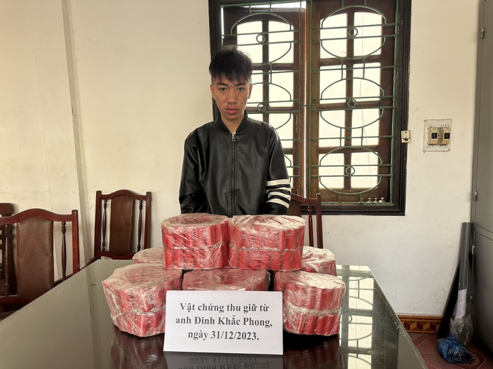 Đinh Khắc Phong và tang vật tại cơ quan công an