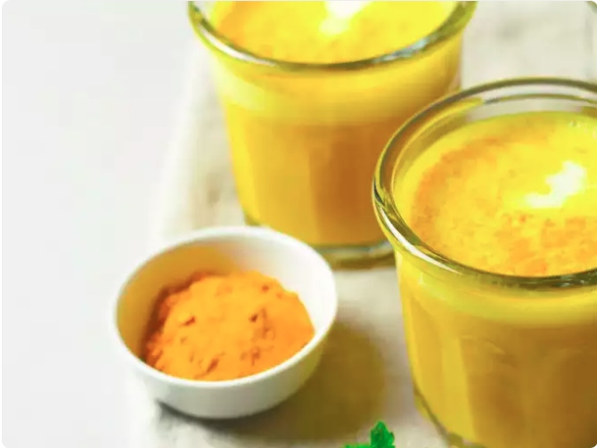 Sữa nghệ: Làm ấm một cốc sữa và thêm một thìa cà phê bột nghệ. Sau đó khuấy đều và thêm một chút hạt tiêu đen là bạn đã có cốc sữa nghệ cho mùa đông ấm áp. Củ nghệ có chứa chất curcumin, được biết đến với đặc tính chống viêm tiềm năng.