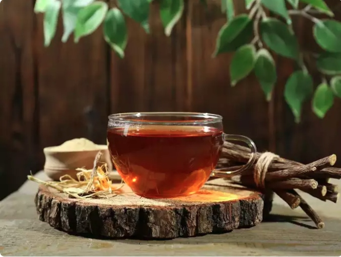 Trà quế và mật ong: Để chuẩn bị loại trà đơn giản này, hãy trộn một thìa cà phê bột quế với nước ấm. Sau đó thêm một thìa cà phê mật ong và khuấy đều. Quế có thể giúp điều chỉnh lượng đường trong máu, có khả năng làm giảm cảm giác thèm ăn.