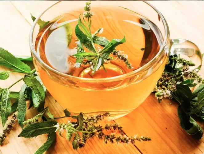 Trà xanh: Pha một tách trà xanh và để hơi nguội, sau đó thêm một chút nước cốt chanh và một thìa mật ong.