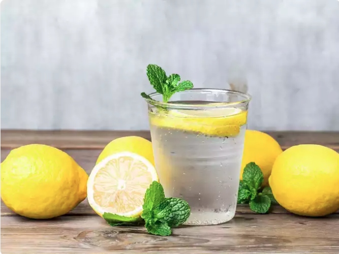 Nước chanh ấm: Để làm thức uống đơn giản này, hãy vắt nước cốt của nửa quả chanh vào cốc nước ấm, sau đó cho thêm một thìa cà phê mật ong. Nước chanh sẽ giúp tăng cường trao đổi chất và thúc đẩy tiêu hóa.