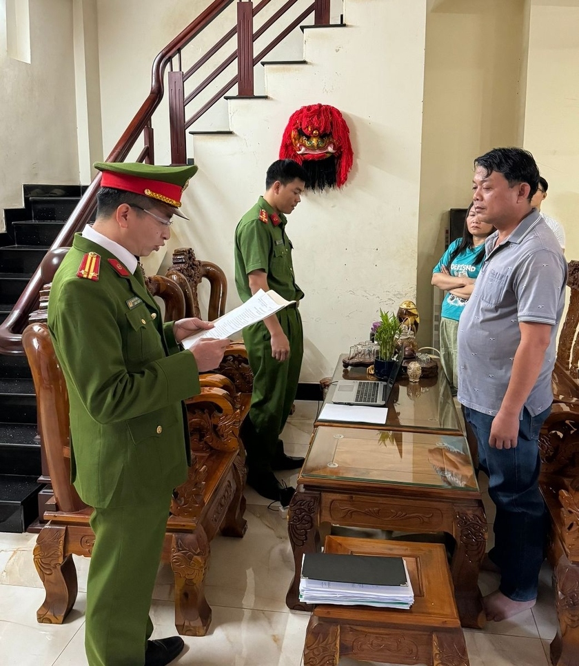 Đối tượng Nguyễn Thanh Yên (ngoài cùng bên phải) nghe lệnh tạm giam của cơ quan điều tra. (ảnh: Công an tỉnh Gia Lai)