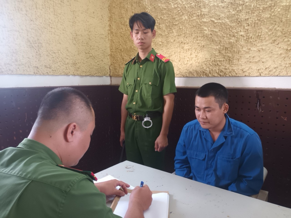 Đối tượng Trần Quốc Vịnh tại cơ quan điều tra (Ảnh: Công an Đắk Nông cung cấp)