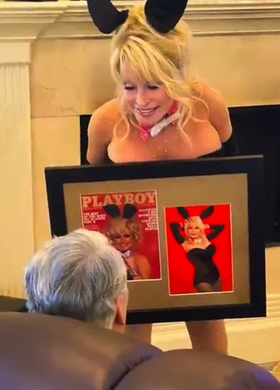 Dolly Parton diện trang phục của mẫu Playboy trong sinh nhật chồng năm 2021.