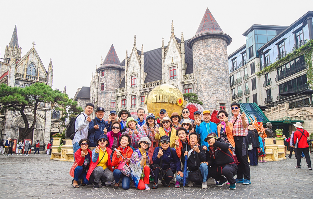 Du khách tham quan Sun World Ba Na Hills (Đà Nẵng)