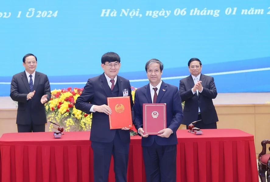 Bộ trưởng Bộ Giáo dục và Đào tạo Việt Nam Nguyễn Kim Sơn và Bộ trưởng Bộ Giáo dục và Thể thao Lào Phout Simmalavong ký Kế hoạch hợp tác năm 2024 giữa Bộ Giáo dục và Đào tạo Việt Nam và Bộ Giáo dục và Thể thao Lào. (Ảnh: TTXVN)