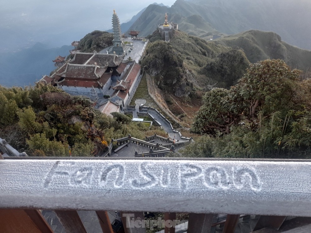 The early morning of January 3 sees hoar frost form a thin layer of ice covering the cliffs, paths, stone steps, and wooden floors on Fansipan, creating a picturesque scene at the peak.