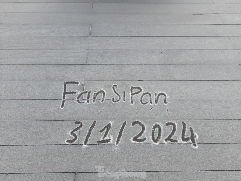 Handwriting is left on a hoar frost-covered surface on Mount Fansipan on the morning of January 3.