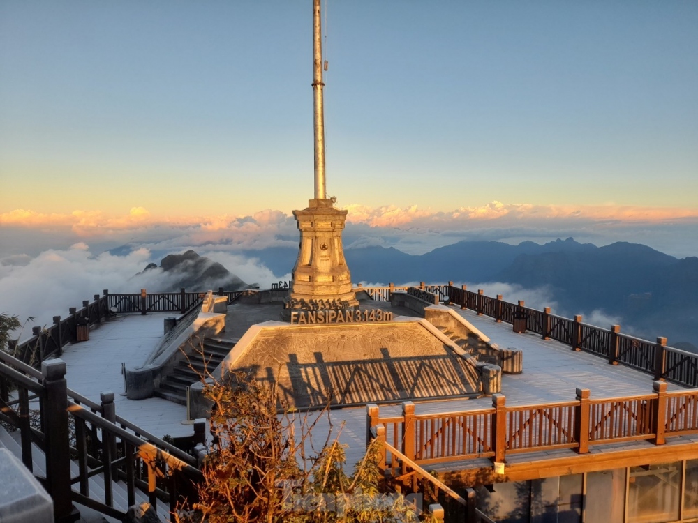 This marks the sixth hoar frost observed on Mount Fansipan since the start of the 2023-2024 winter.