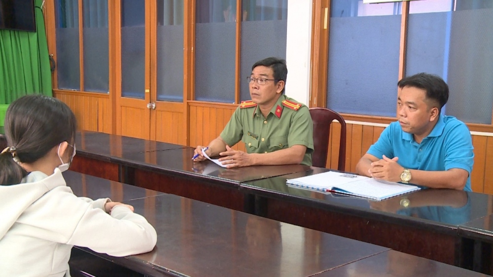 Phòng An ninh mạng và phòng, chống tội phạm sử dụng công nghệ cao Công an tỉnh Sóc Trăng tiếp nhận tin báo, tố giác liên quan đến lừa đảo, chiếm đoạt tài sản trên không gian mạng. Ảnh: Nguyễn Hoàng