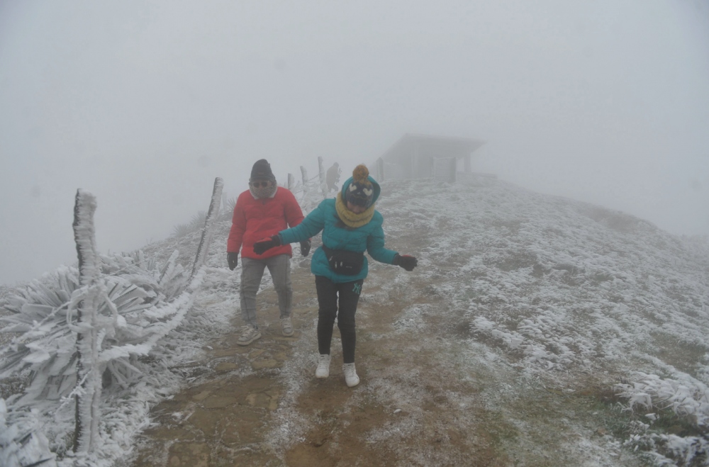Many tourists from Hanoi, Bac Ninh and Hai Phong flock to see frost on Mau Son peak.