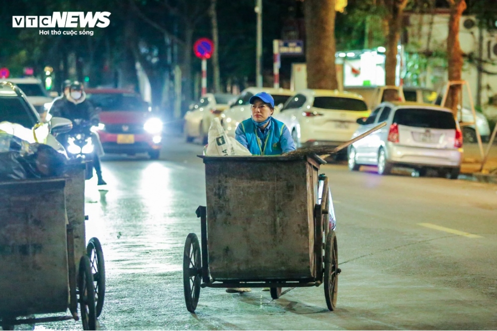 Tối 22/1, Hà Nội chìm trong gió rét, lạnh tê tái. Cái lạnh ''cắt da, cắt thịt'' khiến cuộc sống mưu sinh của những người lao động ngoài đường phố giữa đêm khuya càng vất vả hơn.