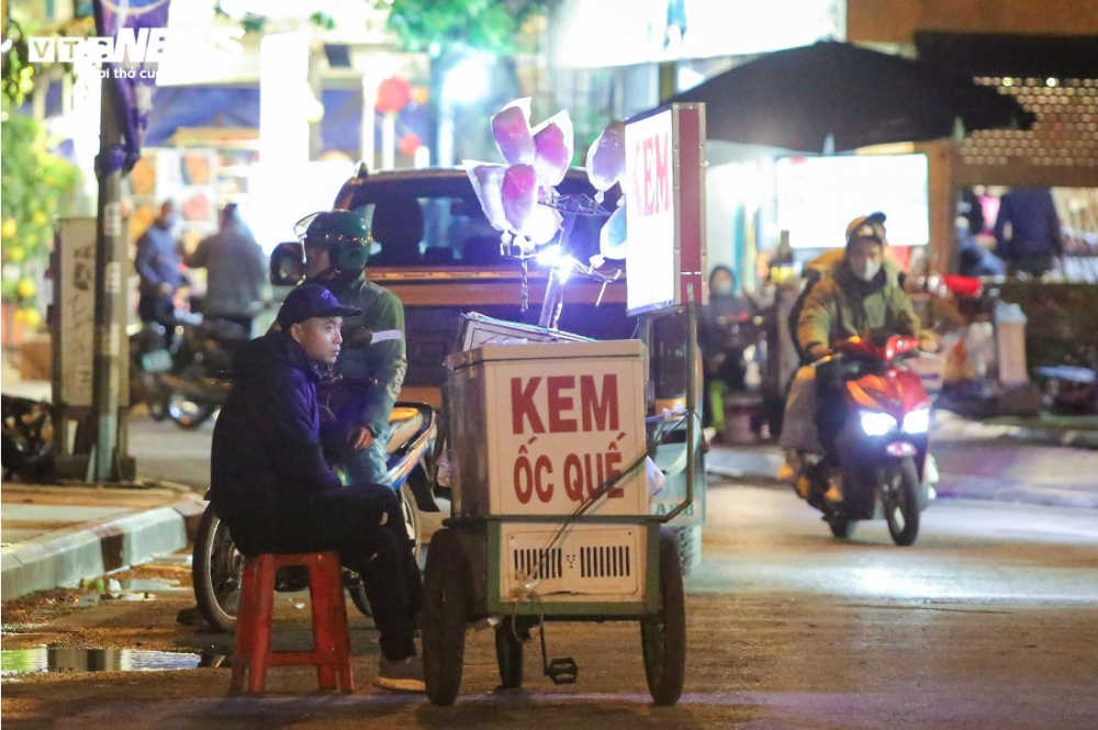Đi quanh các con phố Hà Nội, không khó để bắt gặp những người lao động tự do làm đủ các nghề khác nhau vẫn miệt mài trong cái lạnh thấu xương để mưu sinh.
