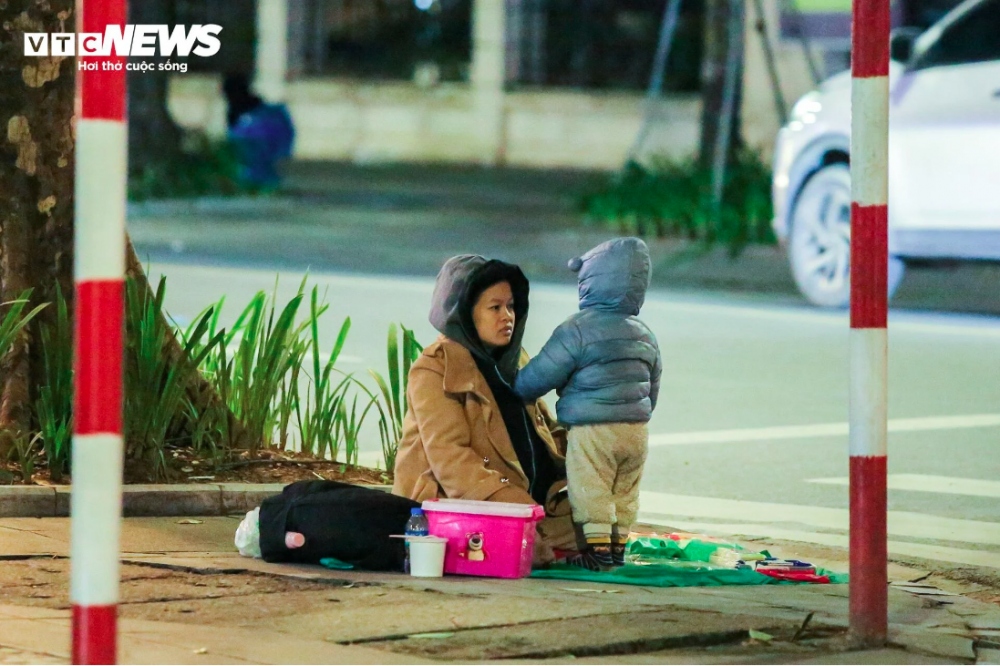 Những đứa trẻ được người lớn đưa theo bán hàng dưới trời lạnh buốt.