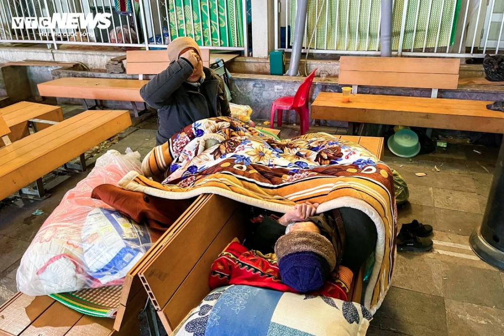 Những người này hầu hết đều đến từ các tỉnh, có người nhà bị nặng nên phải trực thông tin tại đây.