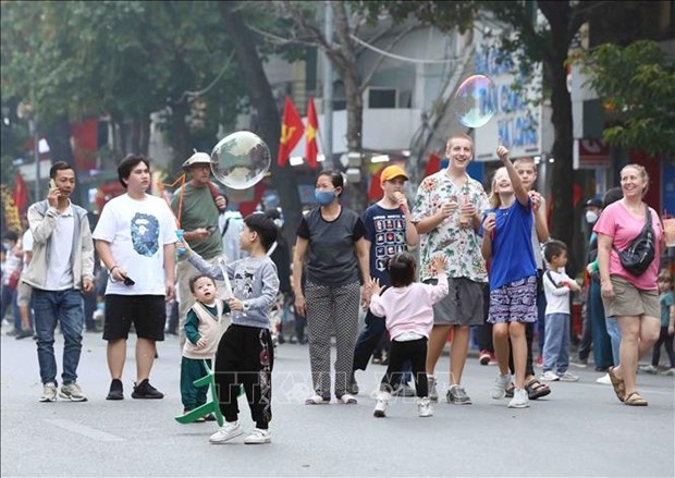 Pedestrian streets around Hoan Kiem Lake attract a large number of tourists (Photo: VNA)