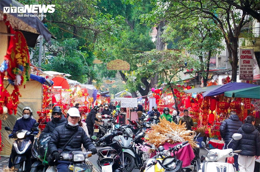 Chợ hoa chợ hoa Hàng Lược hình thành từ những năm đầu thế kỷ XX. Đây được coi là chợ hoa lâu đời nhất Hà Nội.