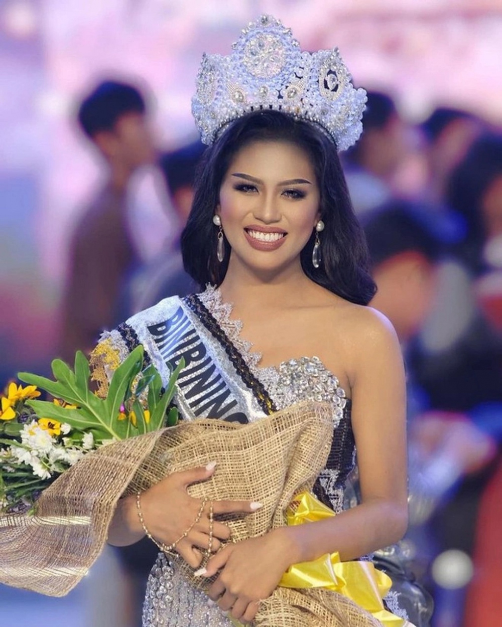Người đẹp Antoinette Pagaduan - Hoa hậu vùng Gattaran của Philippines được cho là đã qua đời sau một cơn đau tim. Người đẹp vừa tổ chức sinh nhật tuổi 20 vào ngày 9/1. Trang web chính thức của Đại học Bang Cagayan cũng thông báo về sự ra đi đột ngột của Antoinette Pagaduan: "Đại học Bang Cagayan gửi lời chia buồn sâu sắc tới gia đình và bạn bè của Antoinette Pagaduan, sinh viên Khoa học Chính trị năm thứ nhất. Antoinette là nữ sinh giỏi và tốt bụng. Trong thời điểm khó khăn này, chúng tôi hy vọng mọi người mạnh mẽ vượt qua và nhớ về những kỷ niệm đáng trân trọng với Antoinette Pagaduan". (Nguồn: Dân trí)