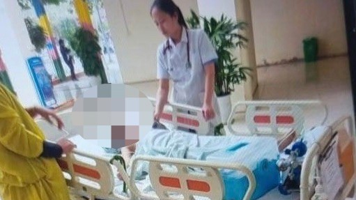 Một trong hai học sinh đang được cấp cứu tại Bệnh viện Nhi