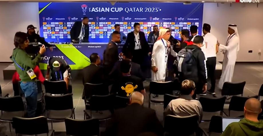 Cảnh tượng hỗn loạn ở buổi họp báo sau trận Iraq 2-3 Jordan (Ảnh chụp màn hình)