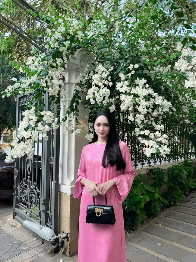 Mới đây, Hoa hậu Hương Giang gây chú ý khi đăng tải hình ảnh diện áo dài duyên dáng trước dịp Tết Nguyên đán 2024. Đi kèm với bức ảnh này, Hoa hậu Chuyển giới Quốc tế 2018 viết dòng chú thích: "Bỉ ngạn hồng, năm sau lấy chồng". Ngay sau đăng tải bức ảnh của Hoa hậu Hương Giang thu hút hàng chục nghìn lượt bày tỏ cảm xúc, chia sẻ và bình luận từ người hâm mộ. Nói về tin đồn Hoa hậu Hương Giang sẽ lấy chồng trong năm 2024, Phía quản lý của nàng hậu chia sẻ rằng: "Đó là chuyện riêng tư của Hoa hậu Hương Giang và dòng chia sẻ trên Facebook theo "trend" hoa bỉ ngạn, Hương Giang cũng không có xác nhận chuyện tình cảm". (Nguồn: Dân Việt)