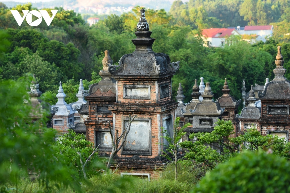 Chùa Bổ Đà là một trong những ngôi chùa cổ kính, linh thiêng nhất của miền Kinh Bắc, bên trong chùa lưu giữ 110 ngôi tháp và mộ lớn nhỏ khác nhau. Trong đó, có 97 ngôi tháp cổ có lịch sử hàng trăm năm là nơi tàng lưu tro cốt xá lỵ nhục thân của 1214 tăng ni phật tử thiền phái Lâm Tế trong cả nước.