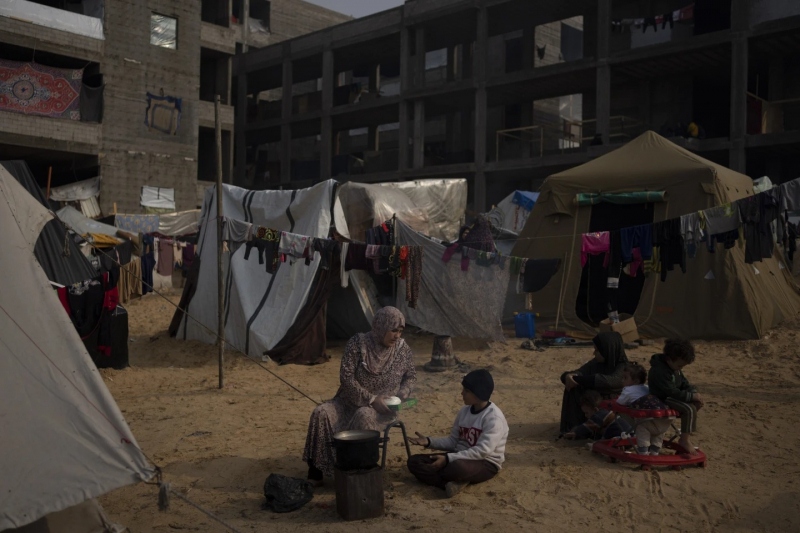 Người dân ở trại tị nạn Muwasi, Gaza, sống trong hoàn cảnh hết sức khó khăn. Ảnh: AP.
