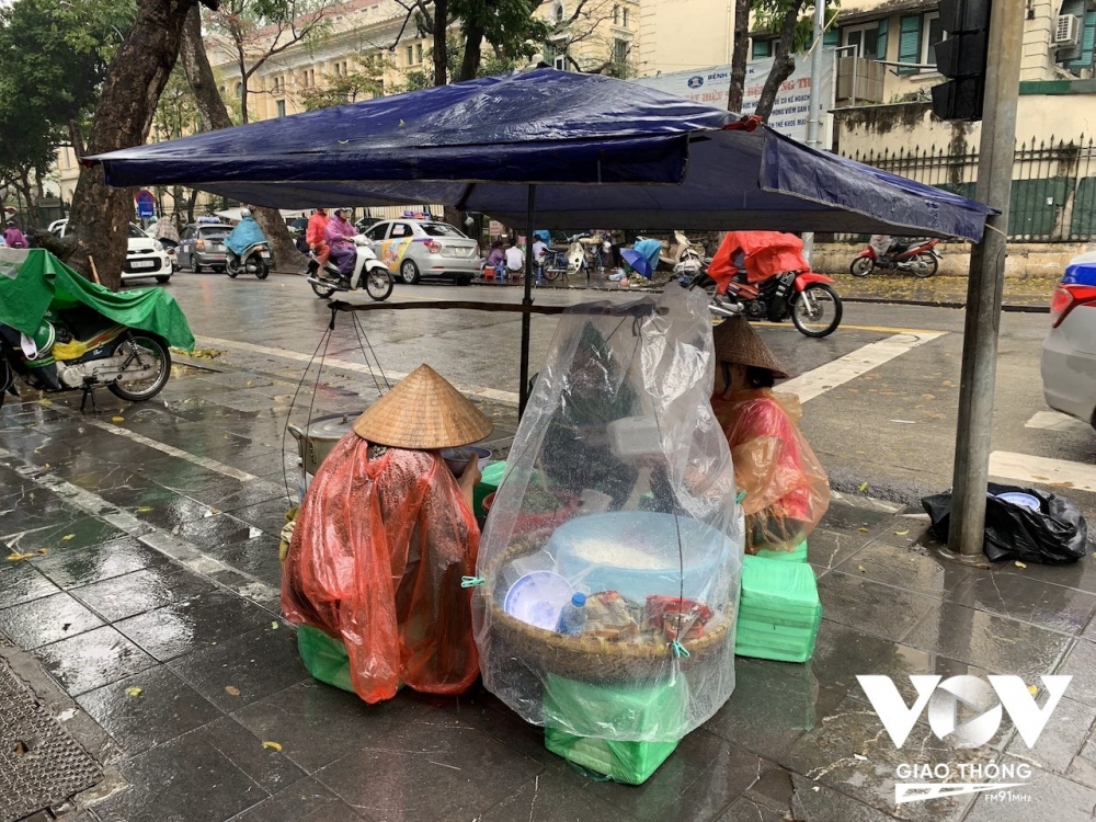 Những gánh hàng rong phục vụ thực khách ở khắp nơi