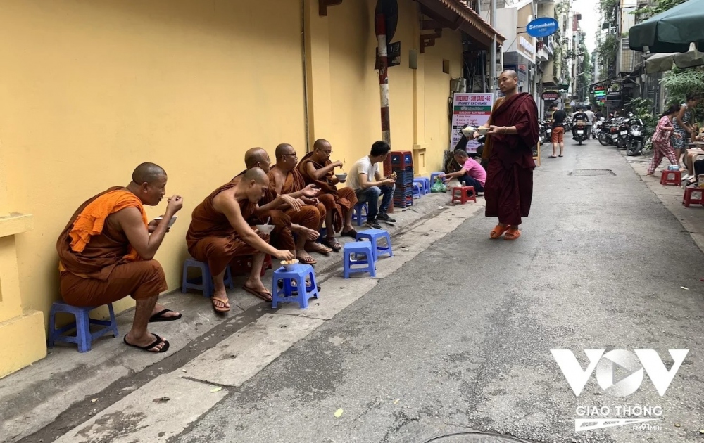 Hàng cháo nổi tiếng Ngõ Huyện, ai cũng muốn thử một lần