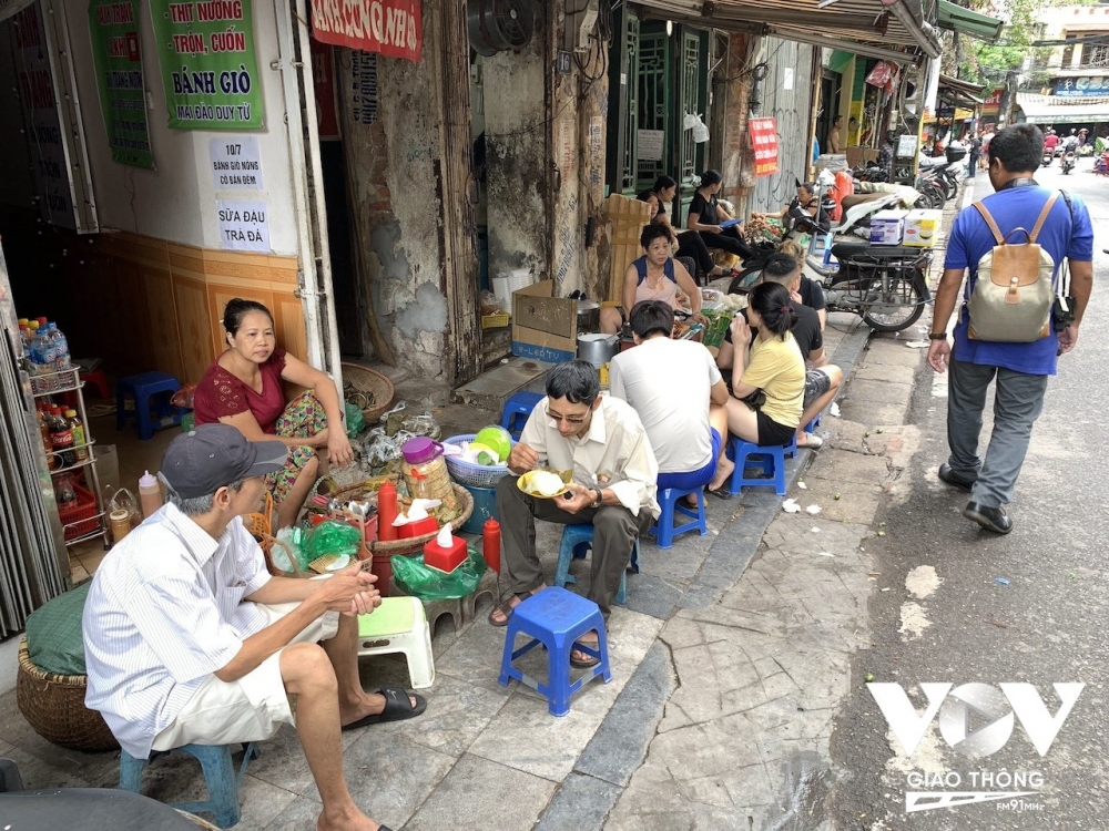 Những món quà vặt thường được phục vụ trên vỉa hè, và người thành thị cũng rất thích ngồi vỉa hè để thưởng thức những món quà phố ấy