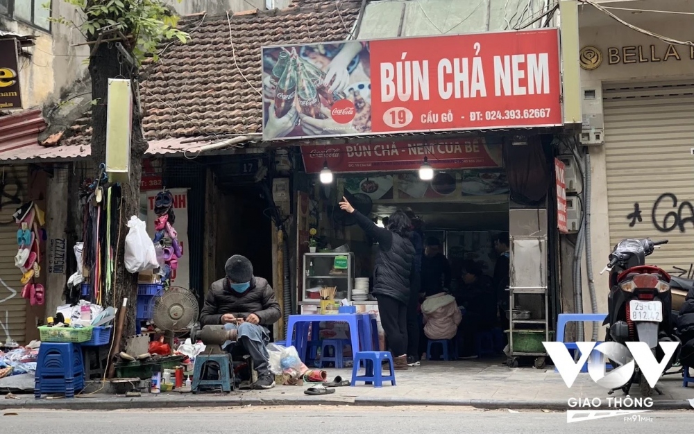 Hoặc bún chả nem, nhưng món ăn này nhiều người thường thích ăn vào buổi trưa hơn