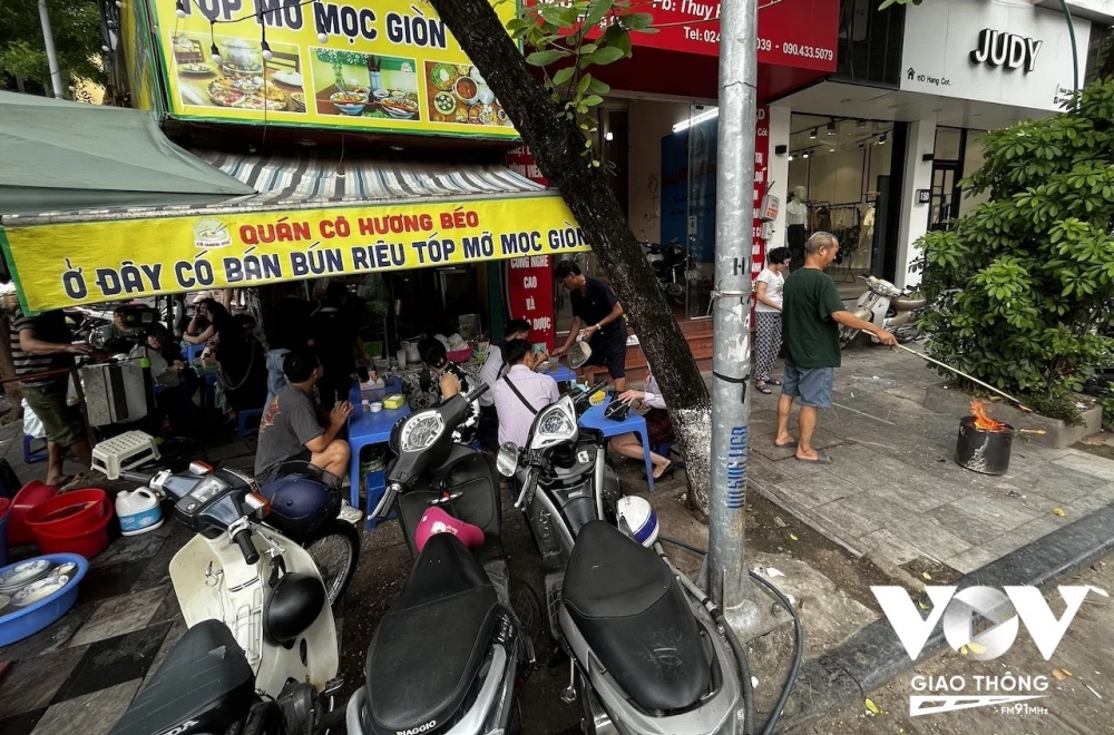 Tất nhiên, không thể thiếu món bún với đủ cách chế biến, từ bún riêu, bún thang, bún mọc,...