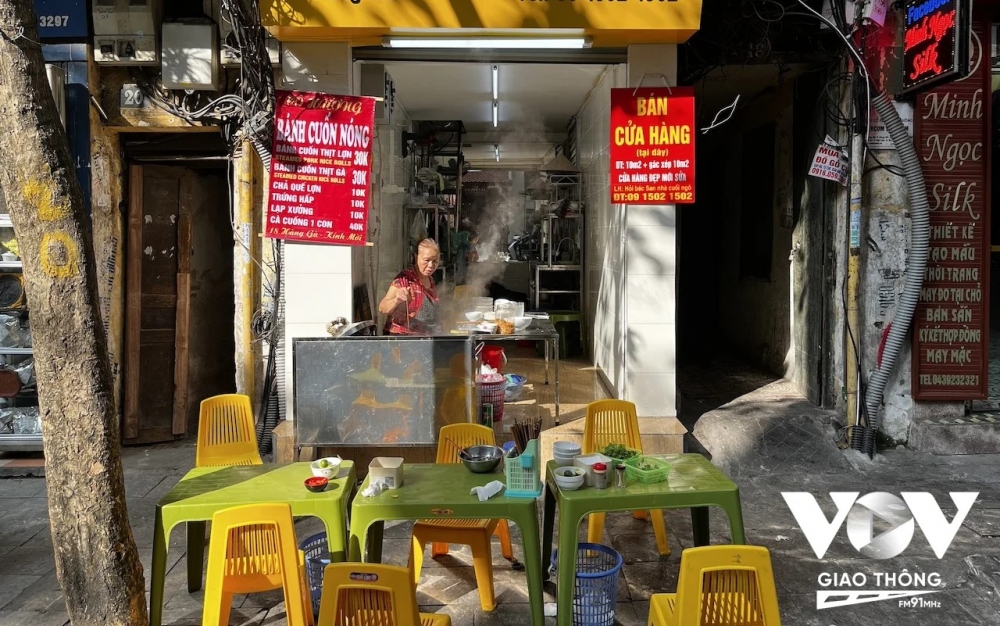 Một cửa hàng bánh cuốn trong phố cổ, món ăn sáng cũng khá truyền thống của người Hà Nội