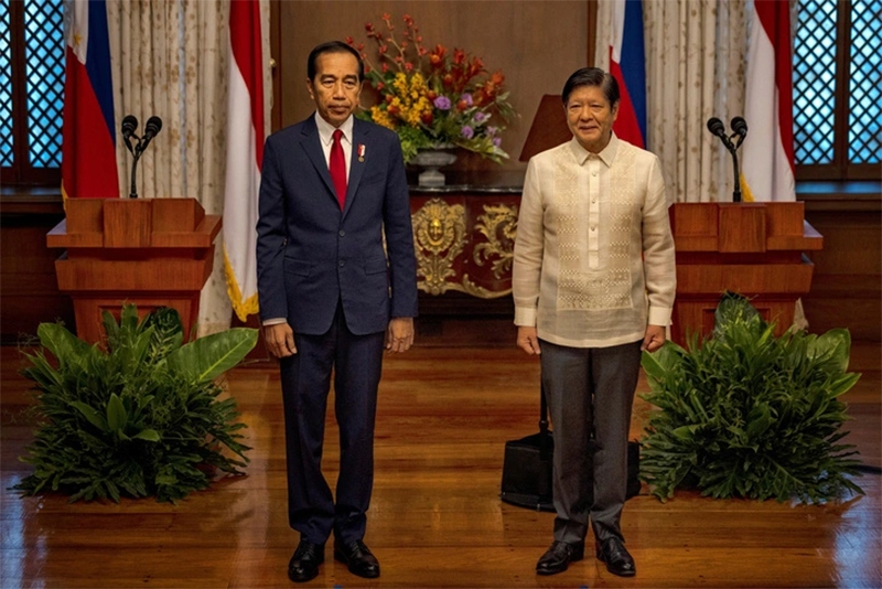 Tổng thống Philippines Ferdinand Marcos và Tổng thống Indonesia Joko Widodo (trái) chụp ảnh chung trước khi bắt đầu cuộc họp báo ở Điện Malacanang, thủ đô Manila ngày 10/1. Ảnh: Reuters