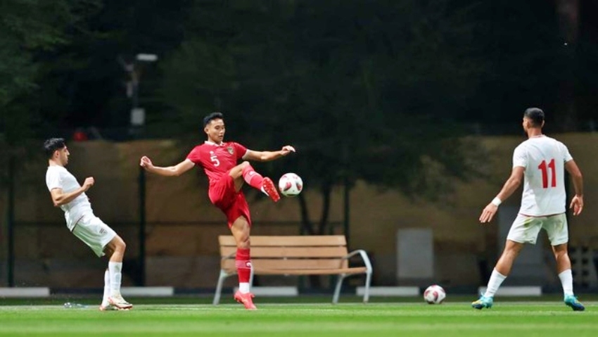 ĐT Indonesia (áo đỏ) thất bại trước ĐT Iran với tỉ số 0-5 (Ảnh: PSSI).