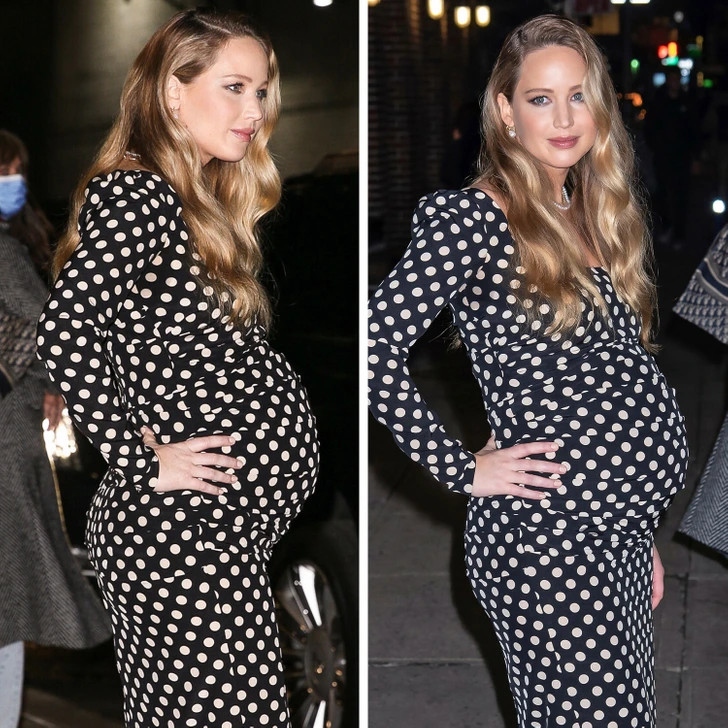 "Bà bầu đẹp nhất" Jennifer Lawrence đã xuất hiện với mái tóc màu vàng cát trẻ trung thu hút với chiếc váy bó sát màu đen chấm bi trắng, khoe trọn vòng 2.  Kể từ khi mang bầu, Jennifer Lawrence trung thành với phong cách thời trang vô cùng tối giản. Cô yêu thích những gam màu trung tính, trang phục rộng rãi. Điều này giúp bà bầu thoải mái hơn rất nhiều.
