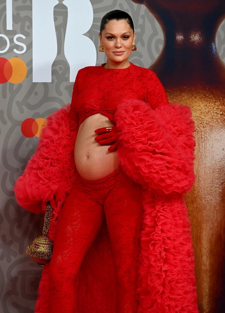 Ca sĩ Jessie J thu hút sự chú ý tại lễ trao giải âm nhạc Anh khi mặc croptop để lộ bụng bầu lớn. Đây là lần hiếm hoi giọng ca 'Bang Bang' đi sự kiện từ khi mang thai. Cô trang điểm nhẹ nhàng, búi tóc cao và diện set đồ tôn bụng bầu. Nữ ca sĩ Anh đang mang thai con đầu lòng. Jessie J hạnh phúc khi niềm vui làm mẹ sắp trở thành hiện thực. Cô từng bị sảy thai vào cuối năm 2021 và suy sụp một thời gian. Vào tháng 2/2023, Jessie J đăng video trên Instagram hạnh phúc tiết lộ em bé trong bụng là một bé trai.