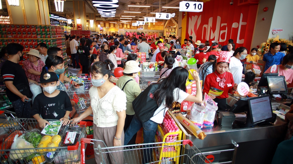 Khách hàng mua sắm nhộn nhịp dịp cuối tuần tại siêu thị WinMart