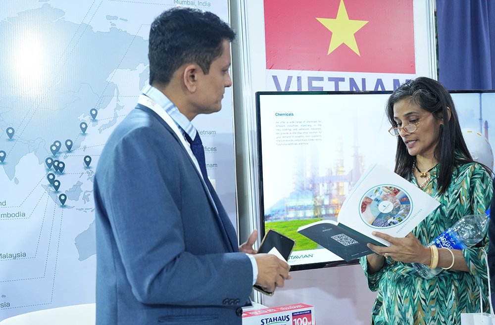 Khách hàng quốc tế tham quan gian hàng của Tập đoàn Stavian tại Vibrant Gujarat