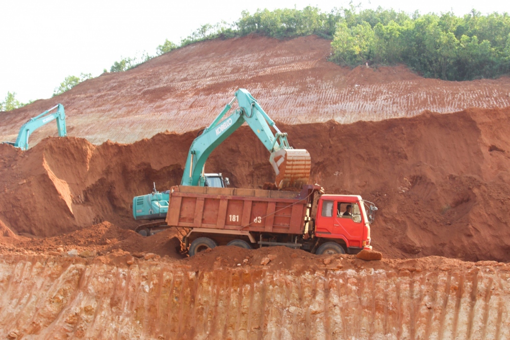 Khai thác khoáng sản vượt công suất được phép Công ty Cổ phần Xây dựng và thương mại MD Việt Nam bị UBND tỉnh Bắc Giang xử phạt 365 triệu đồng.