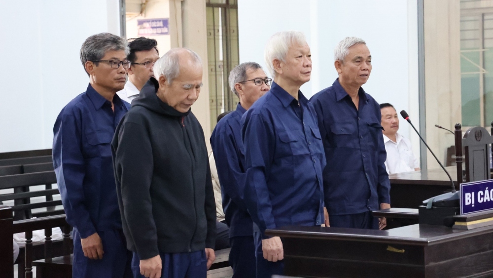 Các bị cáo tại phiên tòa ngày 23/1