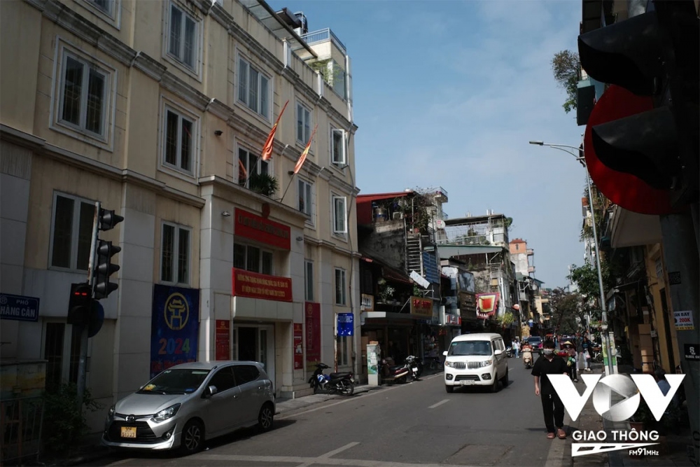 Những công trình mới khô khan, thiếu thẩm mỹ không phù hợp với không gian chung, cũng góp phần làm bộ mặt đường phố Thủ đô trở nên kém thu hút.