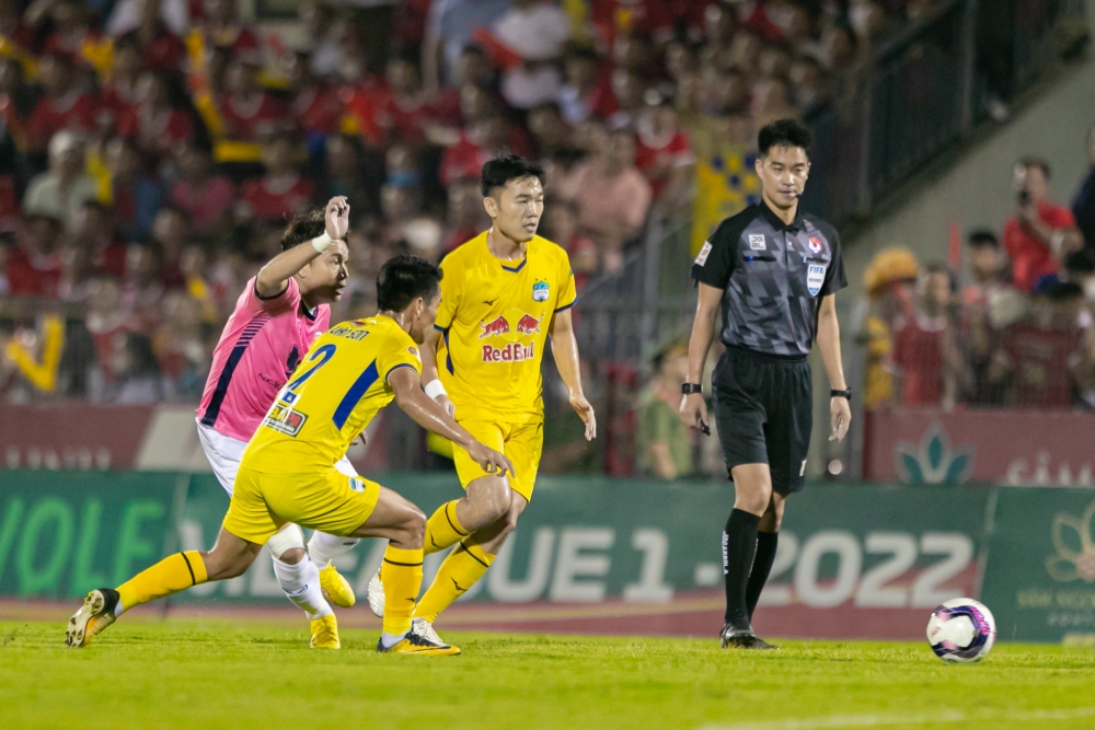 Trọng tài Kim Jong Hyeok khi điều khiển trận Hà Tĩnh - HAGL ở V-League 2022. (Ảnh: VPF). 